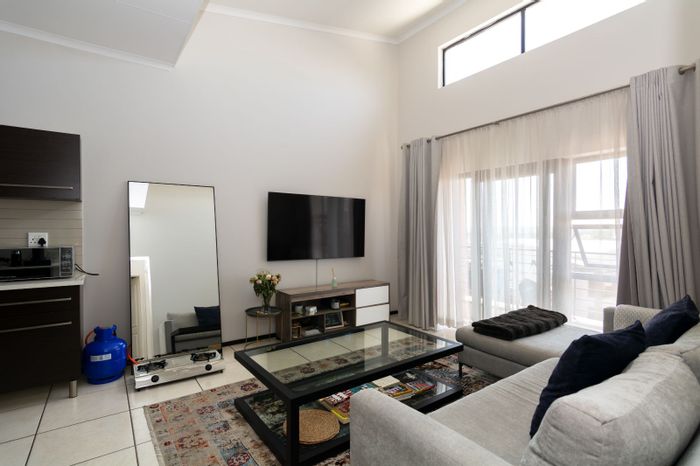 For Sale: 2-Bedroom Apartment in Greenstone Hill with Pool, Gym, and Security.