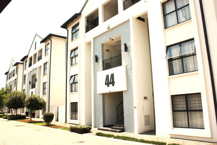 Bryanston Apartment For Sale: 1-bed, gym, pool, restaurant, 24-hour security.