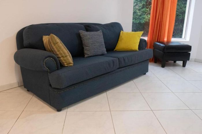 Bryanston House To Rent: 1 bedroom, kitchen, bathroom, near shops and routes.