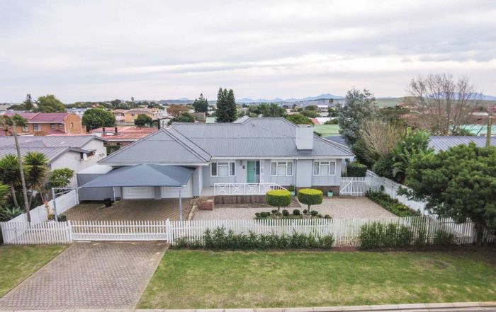 For Sale: Spacious Hartenbos Central house with 4 bedrooms, garages, and beach access.