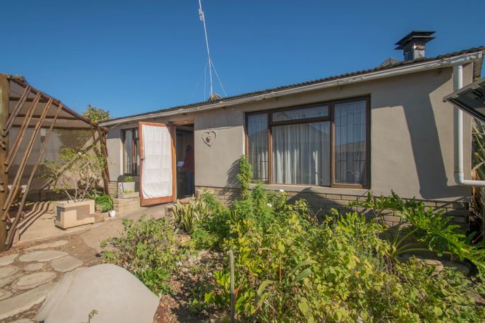 House for Sale in Albertinia Central: Business rights, separate flat, spacious garden.