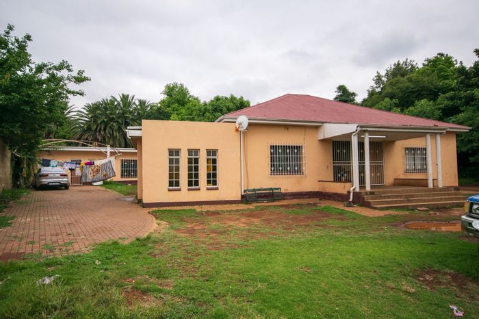 Versatile Observatory house with 4 bedrooms, 2 bathrooms, and income-generating cottages. For Sale.