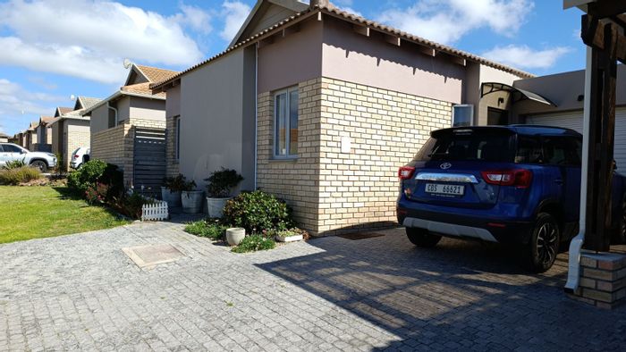 House For Sale in Pacaltsdorp: 3 Bedrooms, 2 Bathrooms, ample parking, move-in ready.