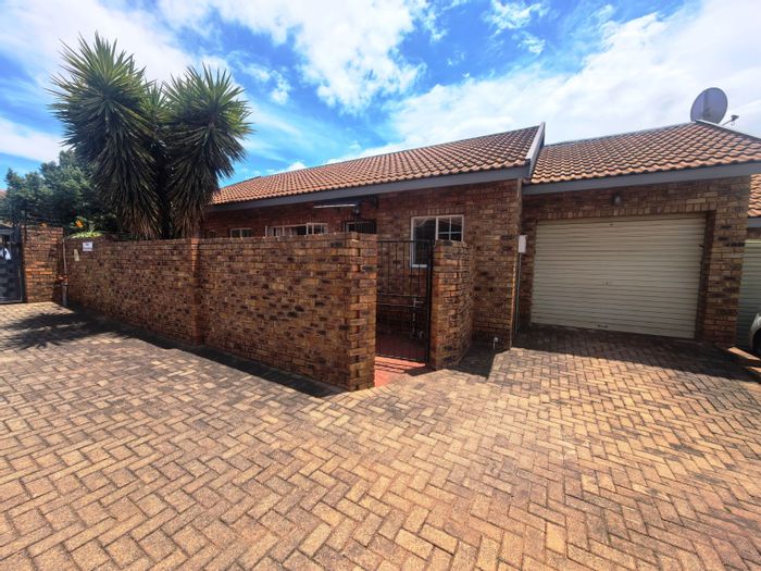 Eldoraigne Townhouse For Sale: 3 Bedrooms, wraparound garden, secure community living.