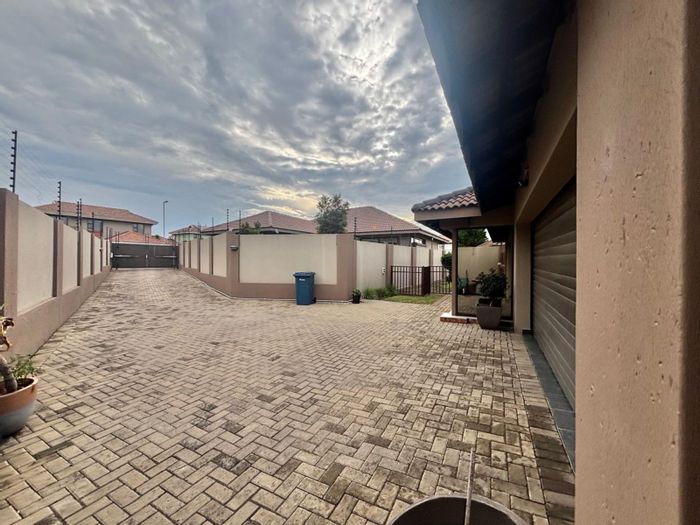 For Sale: House in Noordrand with 3 bedrooms, double garage, and built-in braai.