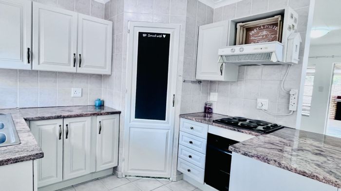 Faerie Glen Townhouse For Sale: 3 beds, home office, Jacuzzi, communal pool.