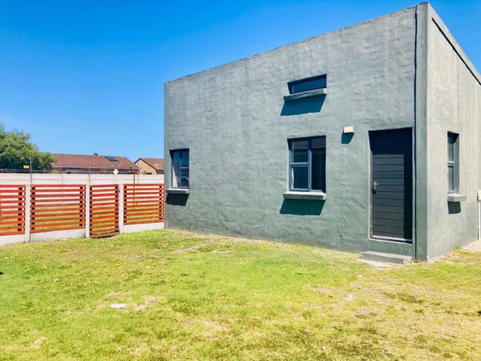 2-Bedroom Townhouse in Parsonsvlei For Sale with secure estate and large erf.