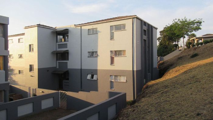 For Sale: Apartment in Discovery with 2 bedrooms, garage, and covered patio.