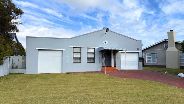 De Kelders House For Sale: 3 beds, braai room, secure parking, coastal living.