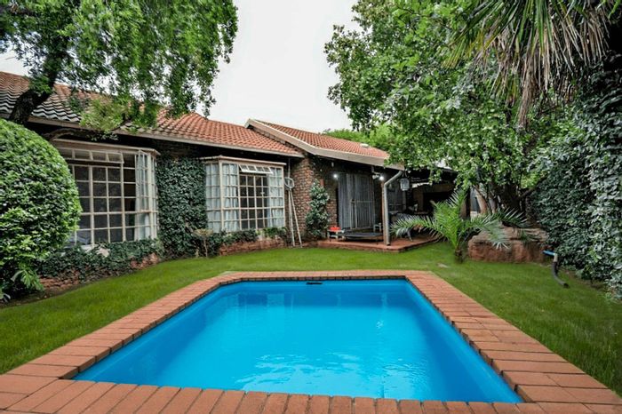 House for Sale in Faerie Glen: 2 beds, splash pool, entertainment patio, garage.