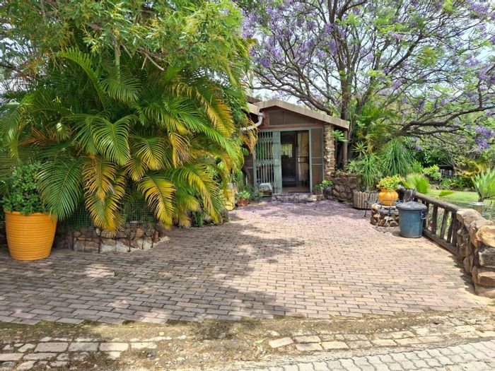 For Sale: Spacious 6-bedroom house with damfront, garden, and ample parking in Badplaas Central.