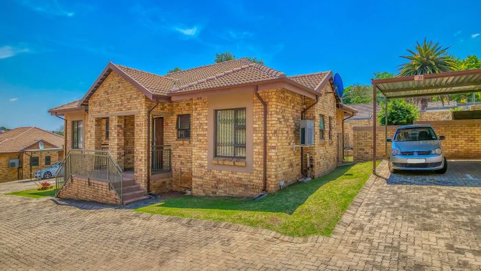 2-Bedroom Townhouse For Sale in Ferndale with Private Garden and Parking.