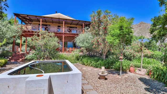 House for Sale in Montagu Central: 3 Bedrooms, solar panels, splash pool, and gardens.