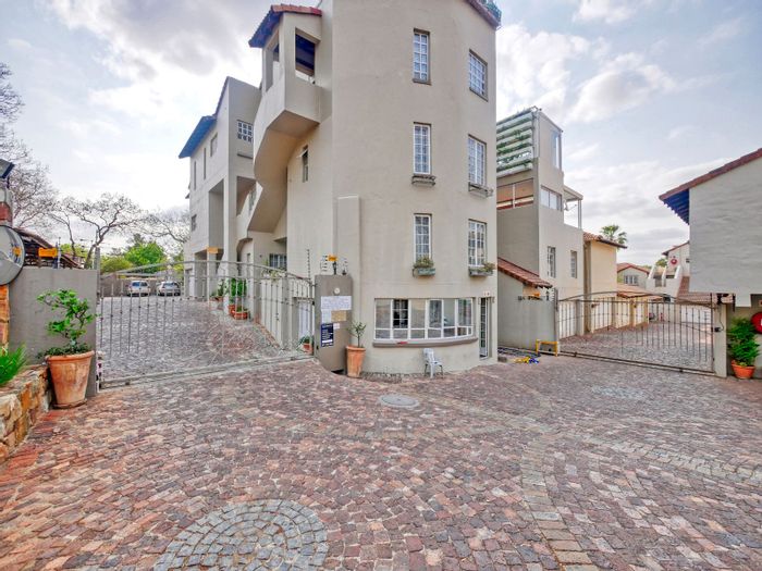 For Sale: Ground Floor Apartment in Oaklands with 3 Bedrooms, Security, and Patio.