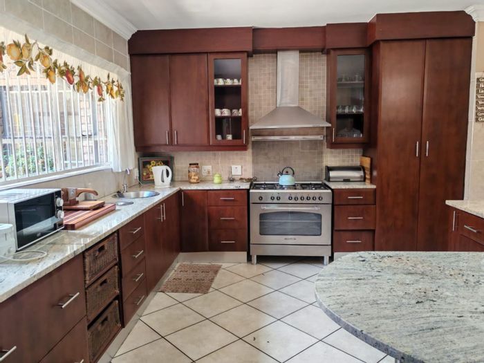 Eldoraigne House To Rent: 4 beds, inverter, lapa with bar and pizza oven.