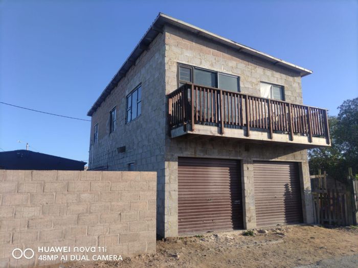 Kwanonqaba House For Sale: 3 beds, 2 baths, 2 garages, affordable price.