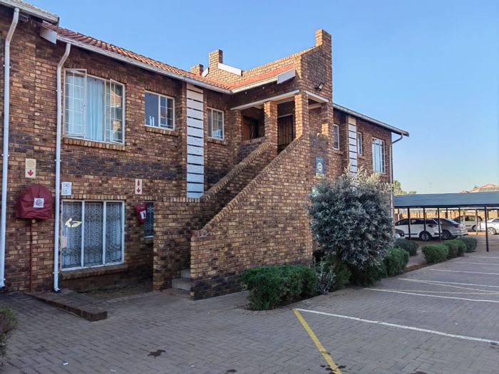 Clarina Townhouse For Sale: 2 beds, 2 baths, open-plan living, central location.