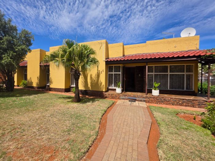 Hillcrest House For Sale: 3 beds, family room, garden with borehole, secure parking.