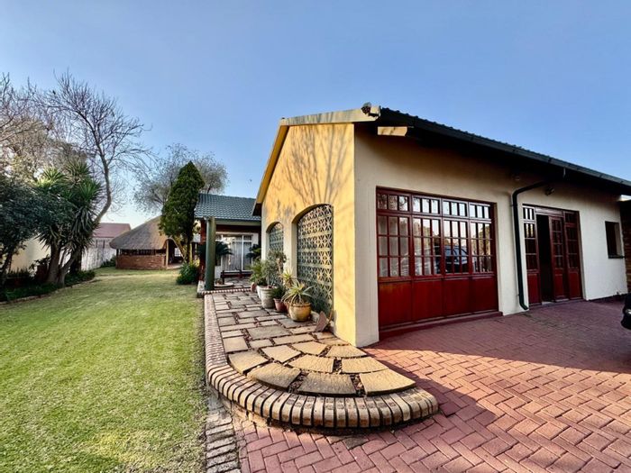 For Sale: House in Secunda Central with 3 bedrooms, entertainment areas, and secure parking.