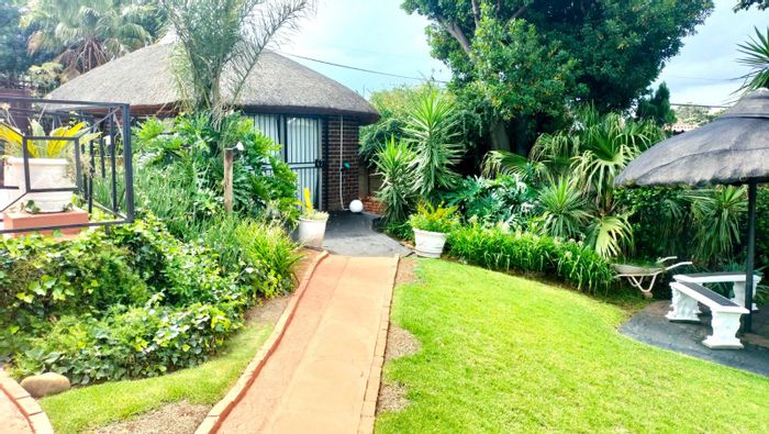 Rant En Dal House For Sale: Pool, lapa, solar system, spacious garden, security features.