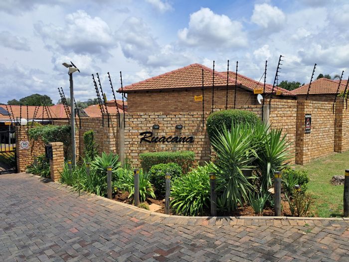 Wilgeheuwel Townhouse For Sale: 2 beds, double garage, pet-friendly, secure complex.