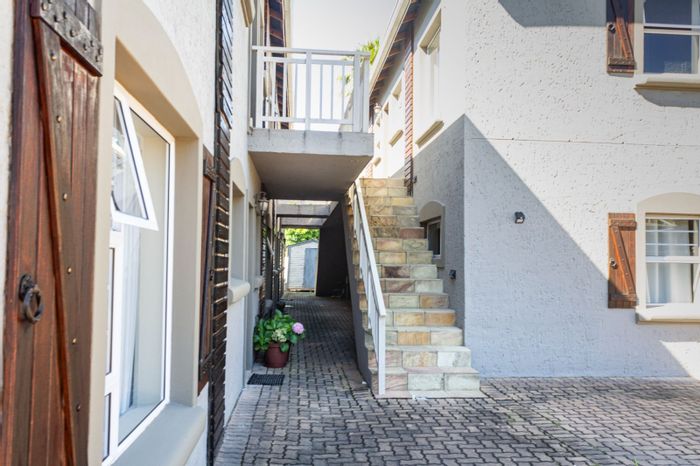 For Sale: 2-Bedroom Apartment in Bo Dorp with secure complex and braai area.