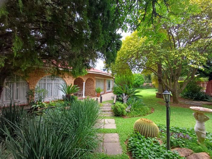 Family home for sale in Flimieda with pool, lapa, and spacious living areas.