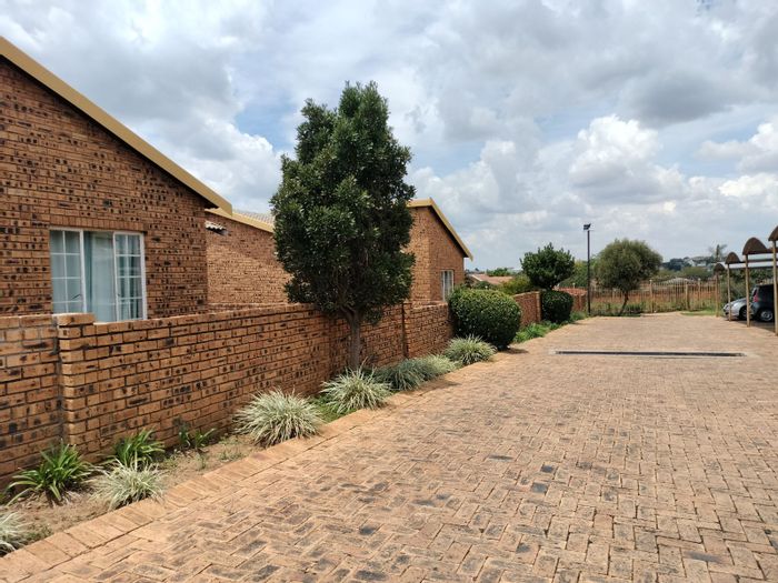 Erand Gardens Apartment For Sale: 3 beds, 2 baths, secure complex, parking included.