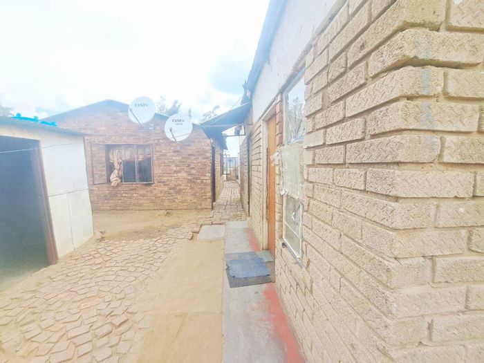 For Sale: House in Mamelodi East with rental income, parking, and multiple entrances.