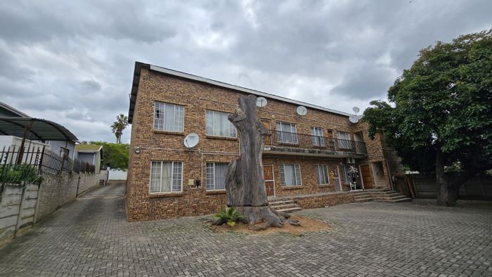 For Sale: Apartment in Nelspruit Ext 2, near amenities and Kruger Park.