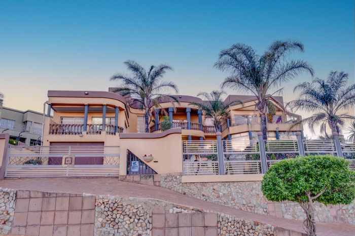 For Sale: Spacious Noordheuwel house with 4 bedrooms, solar panels, and ample parking.