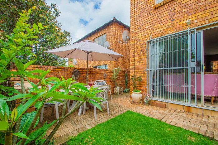 Wilgeheuwel Townhouse For Sale: 24-hour security, wrap-around garden, pet-friendly.