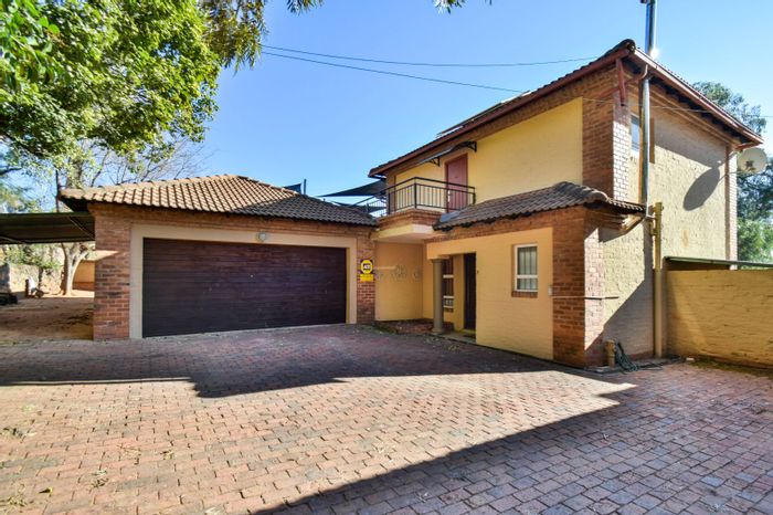 Lynnwood House To Rent: 4 beds, pool, solar power, secure estate living.