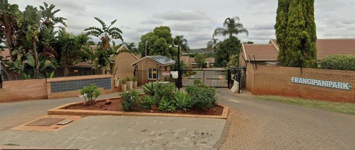 La Montagne Townhouse For Sale: 3 beds, pool, squash court, pet-friendly complex.