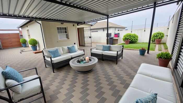 Riverside View House For Sale: 3 bedrooms, carport, close to amenities and parks.