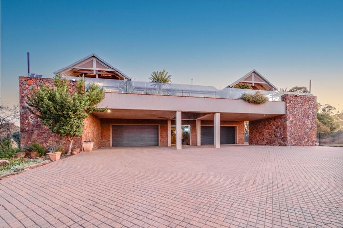 Letamo Game Farm House For Sale: Off-grid, 3 beds, panoramic views, 4 garages.