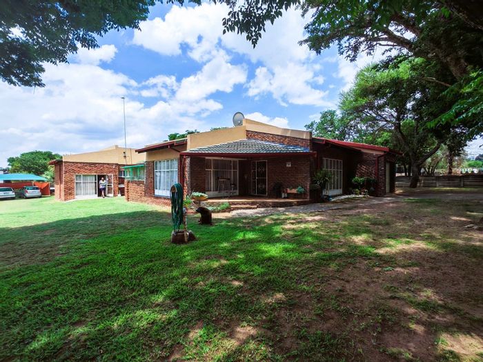Modimolle Central House For Sale: 3 Bedrooms, spacious yard, potential granny flat.