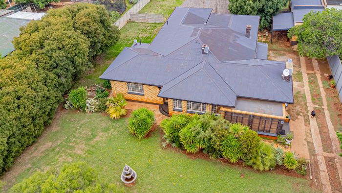 Florida House For Sale: 4 Bedrooms, spacious backyard, solar power, versatile study.