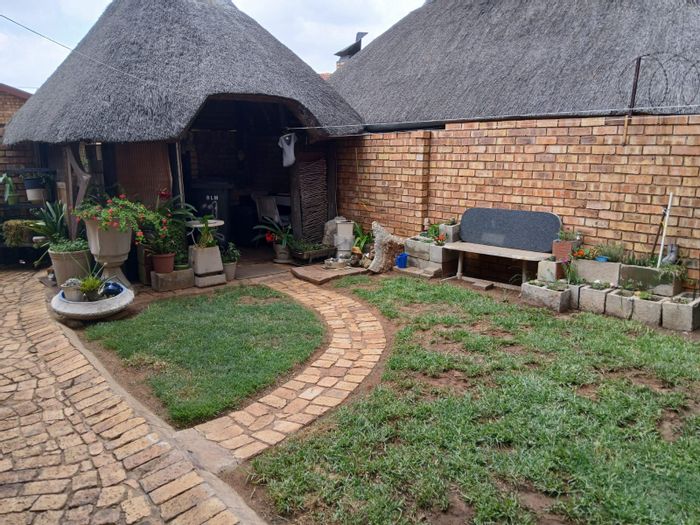 For Sale: Townhouse in Culemborg Park with security, garden, and double garage.