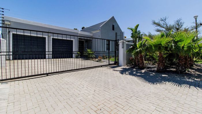 Admirals Park House For Sale: 3 beds, indoor braai, sea views, spacious garden.