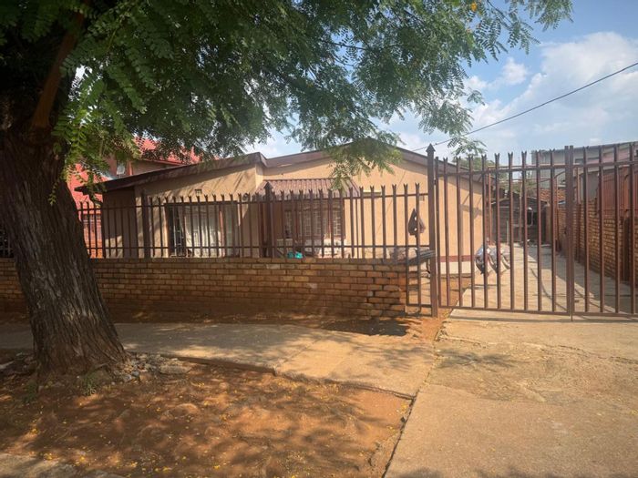 For Sale: Spacious 5-bedroom house in Laudium Ext 1 with garden and expansion potential.