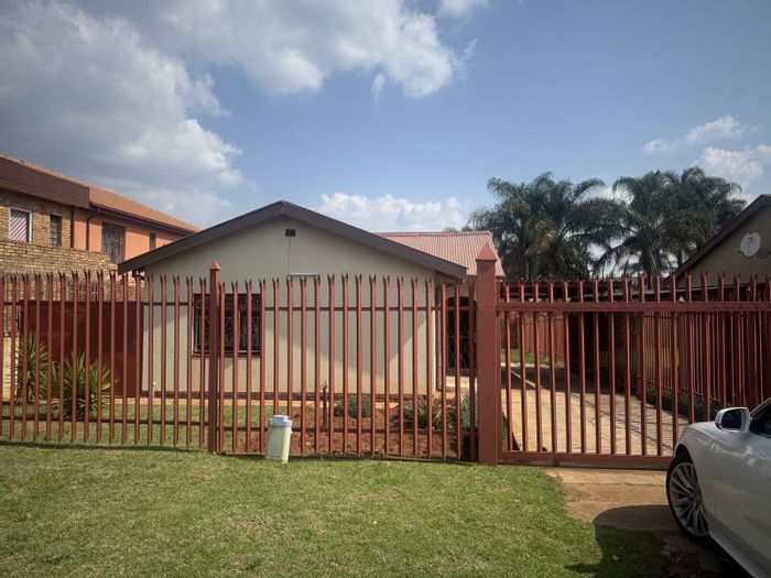 Laudium Ext 1 House For Sale: 2 beds, large yard, near schools and shops.