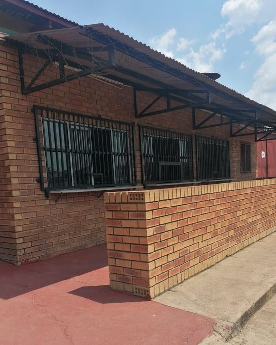 Retail Pub & Grill For Sale in East Lynne with liquor license and ample parking.