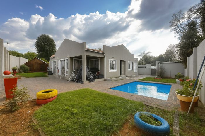 For Sale: Spacious 4-bed townhouse with pool, cottage, and open-plan living in Douglasdale.