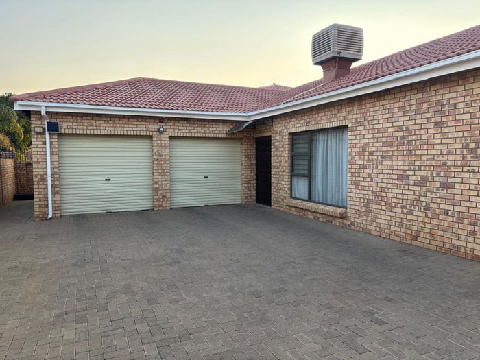 Hillcrest House For Sale: 3 beds, study, entertainment area, double garage, solar panels.