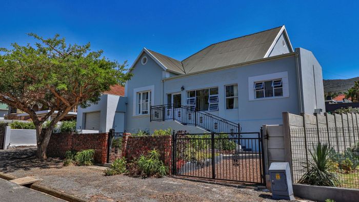 Dual living house in Montagu Central for sale with garden, garage, and views.