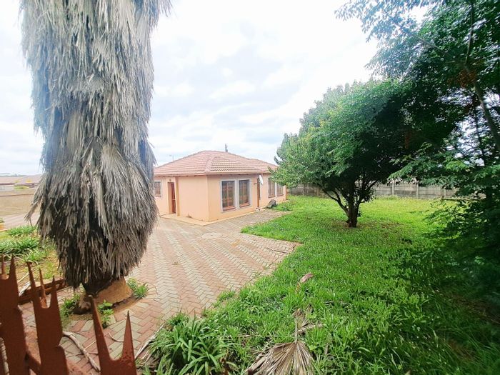 For Sale: House in Nellmapius with 3 bedrooms, double carport, and easy access.
