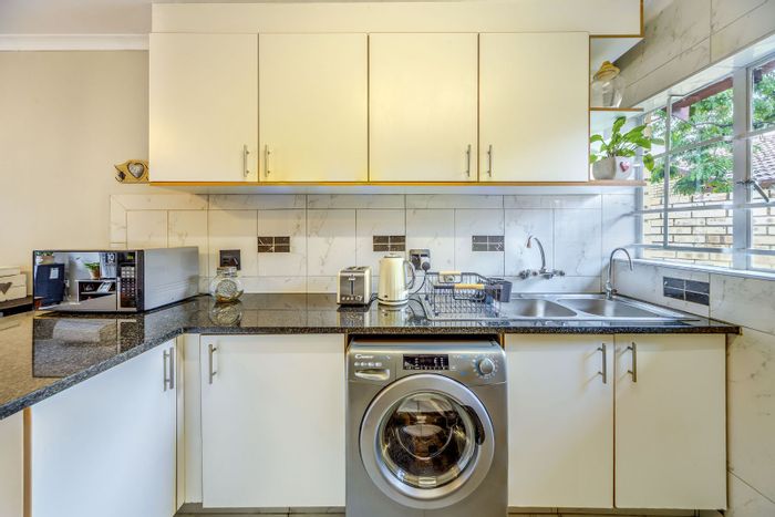 Townhouse for Sale in Faerie Glen: 2 beds, pool, garden, security, garage.