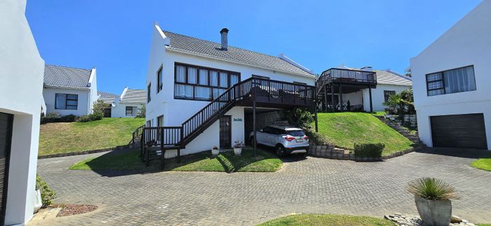 To Rent: House in Tergniet with 3 bedrooms, pool access, and sea views.