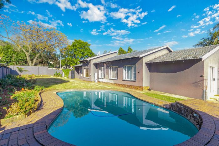 Malanshof House For Sale: 3 beds, cottages, pool, ample parking, close to amenities.